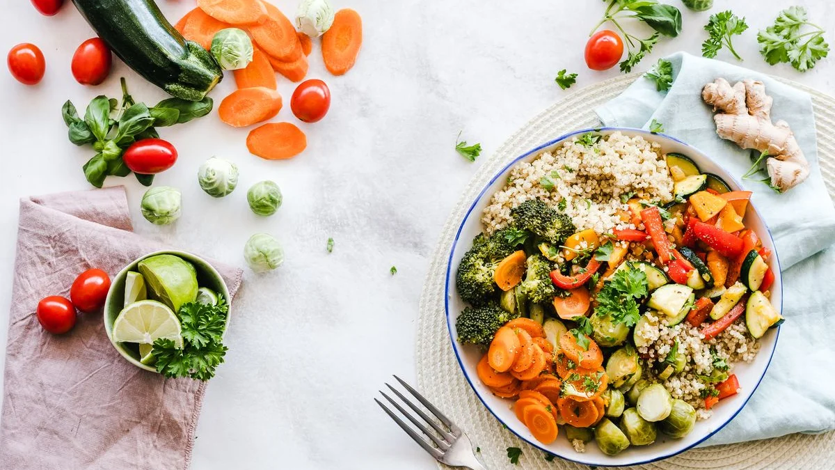 Bol de houmous garni de graines de sésame torréfiées
