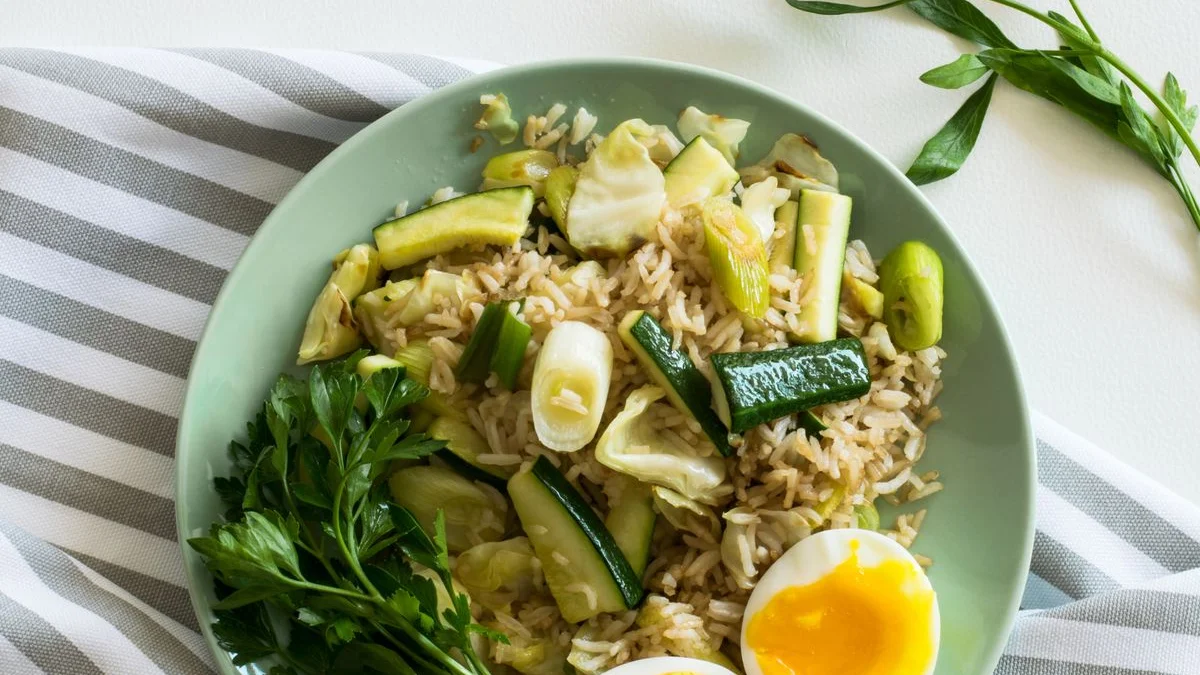Bol de dahl de lentilles corail fumant garni de coriandre fraîche