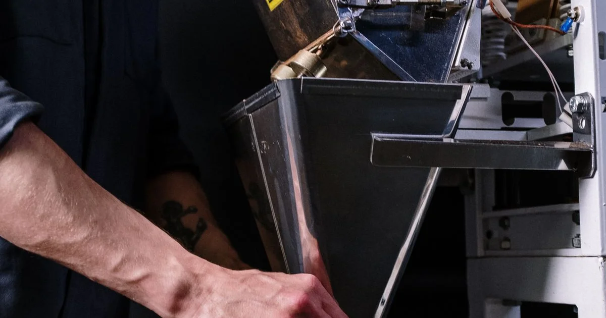 Verres alignés de laits végétaux maison — amande, avoine, cajou, soja — sur un plan de travail en bois clair